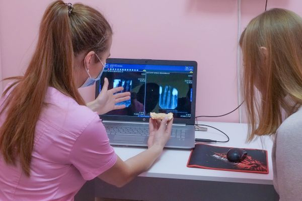 Команда стоматологів-професіоналів стоматологічної клініки КОНС в місті Київ, на Борщагівці.